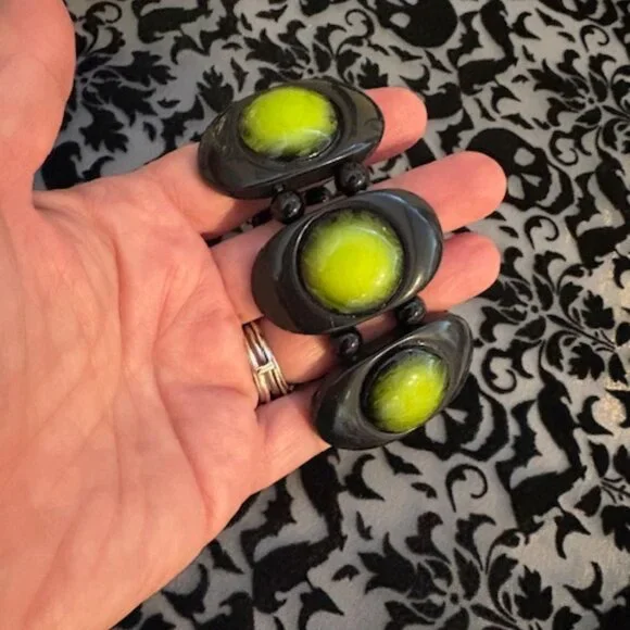 Vintage Bold Resin Iris Apfel Style Green and Black Stretch Cuff Bracelet - Picture 2 of 4